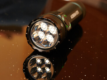 Four LEDs as one light source, here in moonlight mode. (Photo: Andreas Sebayang/Notebookcheck.com)