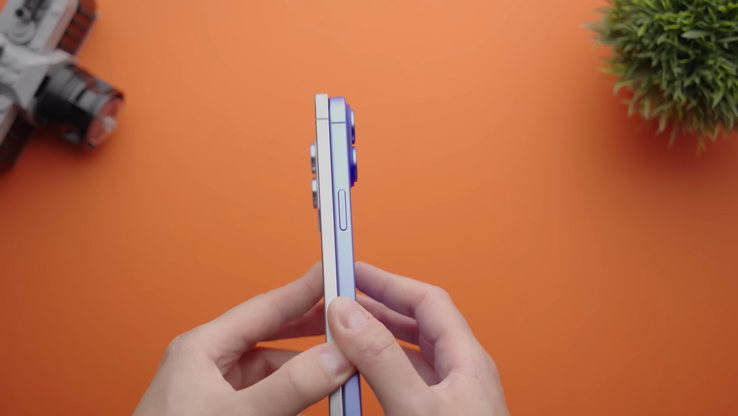 Galaxy S25 Edge vs iPhone 16 Plus thickness. (Image source: Versus on YouTube)