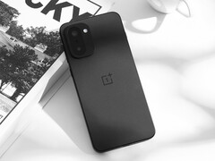 The Ace 6T will launch as the OnePlus 15R in the global market. Pictured: the black colorway of the phone. (Image source: 瘦子說 via OnePlus)