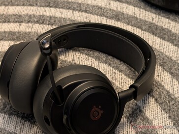 Retractable mic that mutes when tucked away.