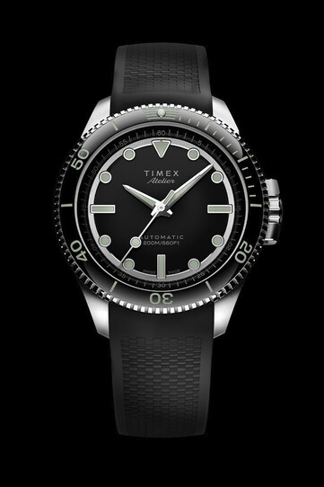 It runs a Swiss made Landeron 24 GMT automatic movement with a date display and a 40-hour power reserve.