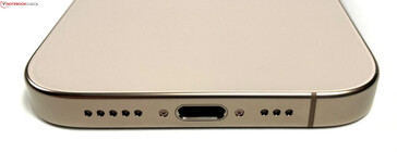 Bottom: speaker, USB-C 3.2 Gen 2, microphone