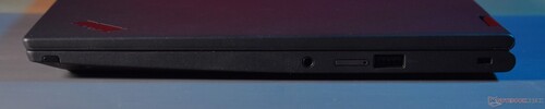 The Lenovo ThinkPad X13 Yoga Gen 3 has a much better port selection than a 13-inch MacBook Air (Image source: Benjamin Herzig)