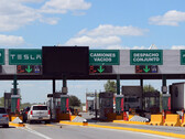 Tesla's dedicated lane crossing on the Mexican side (image: Corporation for the Development of the Border Zone of Nuevo León/Bloomberg)