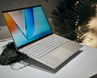 The new Vivobook S 14/15/16 laptops start at 1.3 kg (2.86 lbs) of weight. (Source: Alex Waetzel for Notebookcheck)