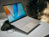 The new Vivobook S 14/15/16 laptops start at 1.3 kg (2.86 lbs) of weight. (Source: Alex Waetzel for Notebookcheck)