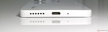 Bottom: Loudspeaker, USB 2.0 Type-C, microphone