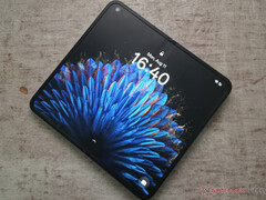 The Oppo Find N2 is about as tall as an iPhone 13 mini but is much narrower than an iPad mini when opened. (Image source: Notebookcheck)