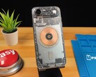 Transparentes iPhone Air zeigt interne Komponenten und Kupferspule, steht auf einem Holztisch. (Bildquelle: Phone Repair Guru via YouTube)