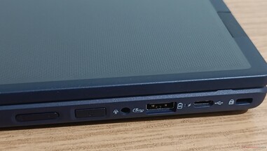 Right side connectors: volume control, power button, audio jack, USB-A 5 Gbps, USB-C 2.0, Kensington lock