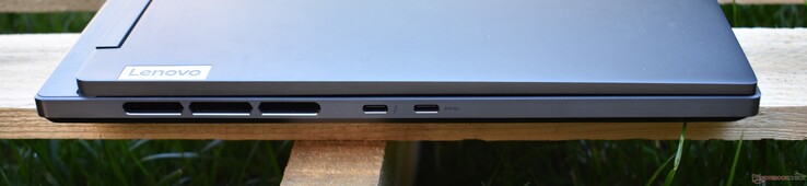 Left: Thunderbolt 4, USB-C 3.1 Gen 1