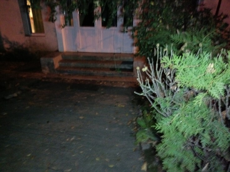 Night photography: Primary camera + Camping Light (Image source: Sergey Tarasov - Notebookcheck)