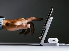 The Nomad Stand One Gen 4 wirelessly charges Android smartphones with up to 25 watts (Image source: Nomad)