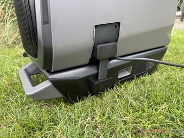 A battery allows for mobile use. (Image source: Marcus Schwarten / Notebookcheck)