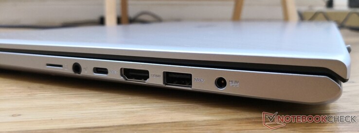 Right: MicroSD reader, 3.5 mm combo audio, USB Type-C 3.1 Gen. 1 (No DisplayPort), HDMI, USB 3.0, AC adapter