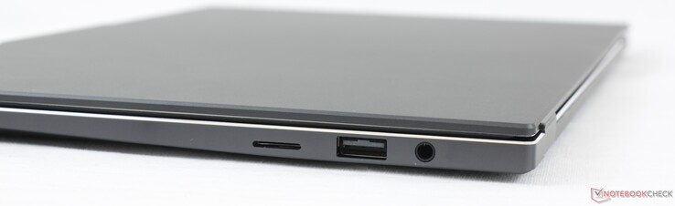 Right: MicroSD reader, USB-A 2.0, 3.5 mm combo audio