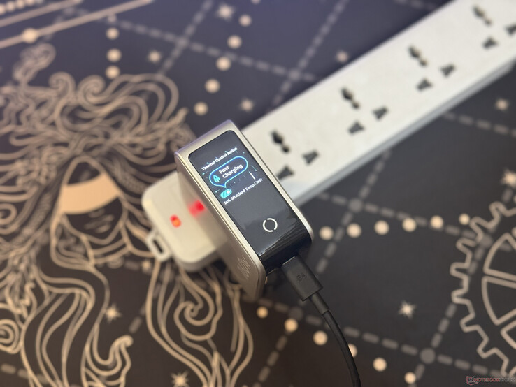 Ugreen Nexode Pro 160W display showing charging temperature status