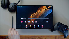 The Samsung Galaxy Tab S8 Ultra is a do-it-all supersized Android tablet. (Image source: Alex Waetzel / Notebookcheckreviews on YouTube)