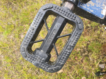 Pedals must not be interchanged