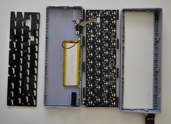 The sizeable 3,000 mAh battery is stuck to the bottom case of the Epomaker TH40 and charges fairly quickly. (Image source: Julian van der Merwe / Notebookcheck)