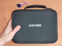 The travel case, an SD card and card reader for scale (Image source: Sergey Tarasov - Notebookcheck)