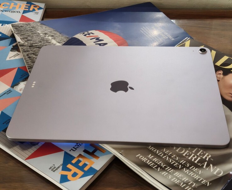 Rear view of an iPad Air lying on top of stacked magazines. (Image source: Notebookcheck)