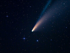 A comet seen in the night sky. (Image source: Justin Wolff via Unsplash)