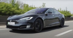 The Tesla Model S P90D with over 430k miles on its original battery still runs perfectly fine, except for some interior wear. (Source: AutoTrader via YouTube)
