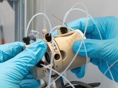 Lots of hoses and even more cables for automated experiments. (Image source: Empa)