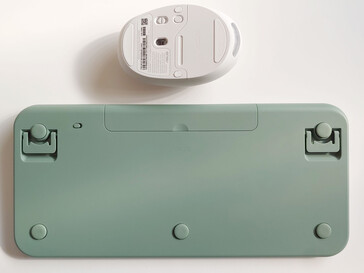 Power buttons on the bottom. (Image source: Notebookcheck)