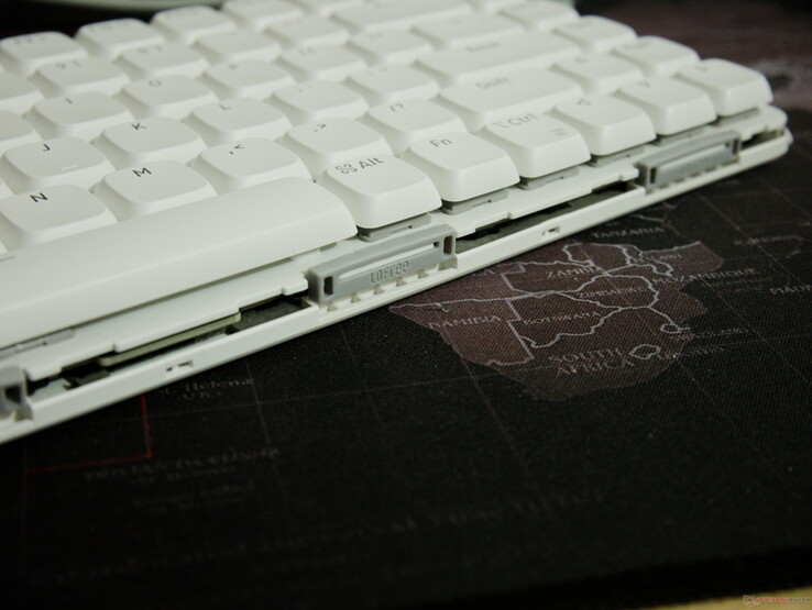 Gasket performance in the Flow Lite84 is limited by the thin case and awkward mount design. 