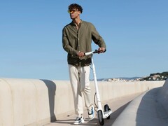 The OKAI NEON LITE ES10 electric scooter has a range of 30 km (~19 miles). (Image source: OKAI)