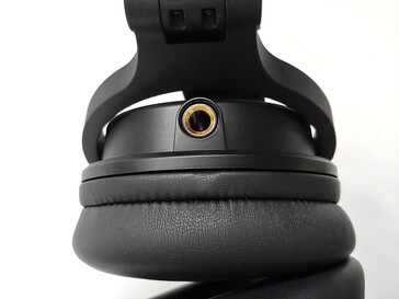6.35 mm (1/4”) audio jack on left earcup.