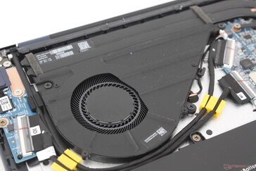 Cooling solution consists of a single ~50 mm fan with two heat pipes. We can notice no electronic noise or coil whine