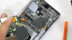 Part of the Galaxy Note 20 Ultra's thermal management system. (Source: YouTube)