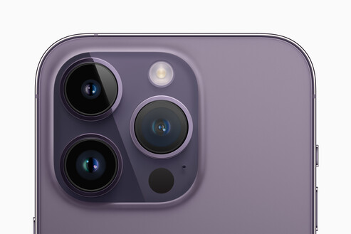 The iPhone 14 Pro and iPhone 14 Pro Max feature a 48 MP triple-camera setup. (Image Source: Apple)