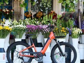 The Momentum Vida E+ e-bike offers a total range of 55 miles (88.5 km) on a single charge (Image source: Momentum)