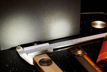 The floodlight of the Arkpro Ultra compared to the general beam of the Arkfeld Pro. (Image source: Andreas Sebayang/Notebookcheck.com)