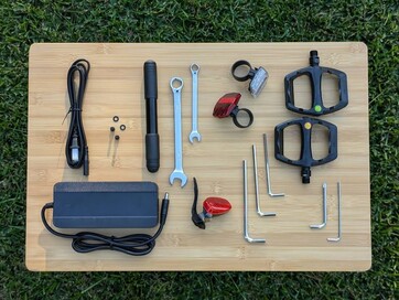 The entire contents of the hardware box, including the charger (Image Source: Stephen Pereyra / Notebookcheck)