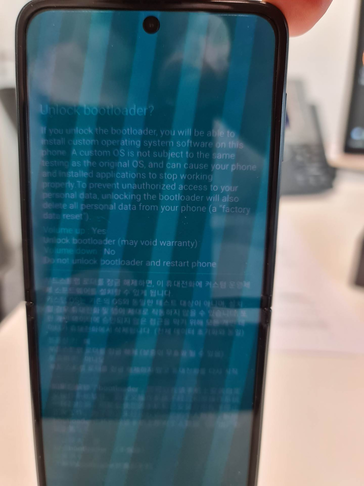The Galaxy Z Flip 3 does not display the same warnings as its bigger sibling. (Image source: 白い熊)