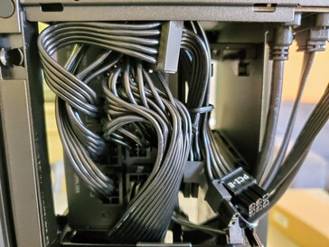 The cables can look overwhelming to the new builder. (Image: Notebookcheck)