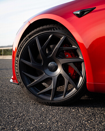 Model S refresh with the new 21-inch Velarium Wheels.