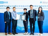 Lenovo staff members accept the new award. (Source: TUV Rheinland)