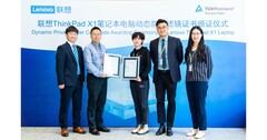 Lenovo staff members accept the new award. (Source: TUV Rheinland)