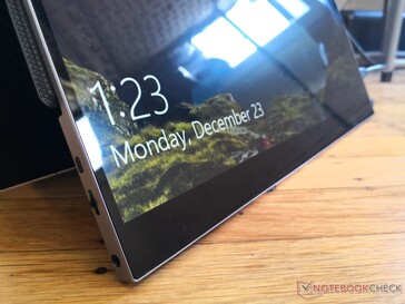 Edge-to-edge glass touchscreen. Glare can be an issue in brightly lit rooms