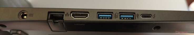left side: DC-in, RJ45 LAN, HDMI 2.1, 2x USB-A 3.0, Thunderbolt 4