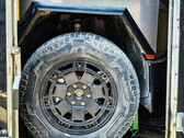 The Cybertruck wheel is held by six lug nuts (image: Triggertx/IG)
