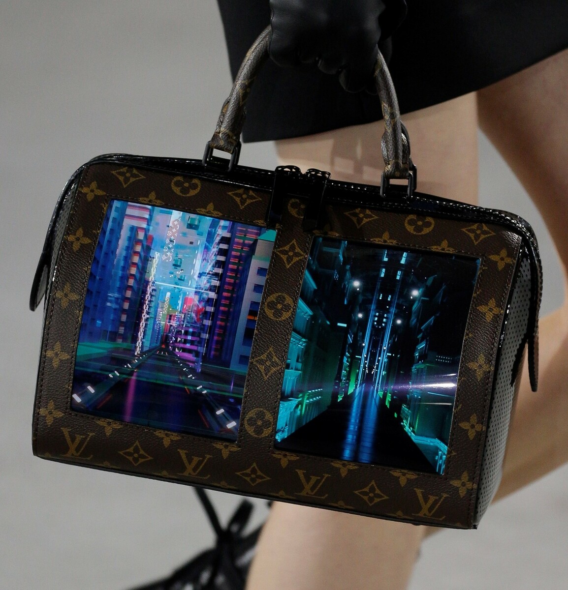 Louis Vuitton y Royole agregan pantallas en bolsas de damas