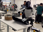 Tesla Optimus folds shirts - but not autonomously (Image: Elon Musk on X)