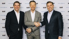 Sixt-Stellantis deal sealed: Alexander Sixt (Co-CEO Sixt), Uwe Hochgeschurtz (Stellantis Chief Operating Officer, Enlarged Europe), Konstantin Sixt (Co-CEO Sixt) - from left to right.